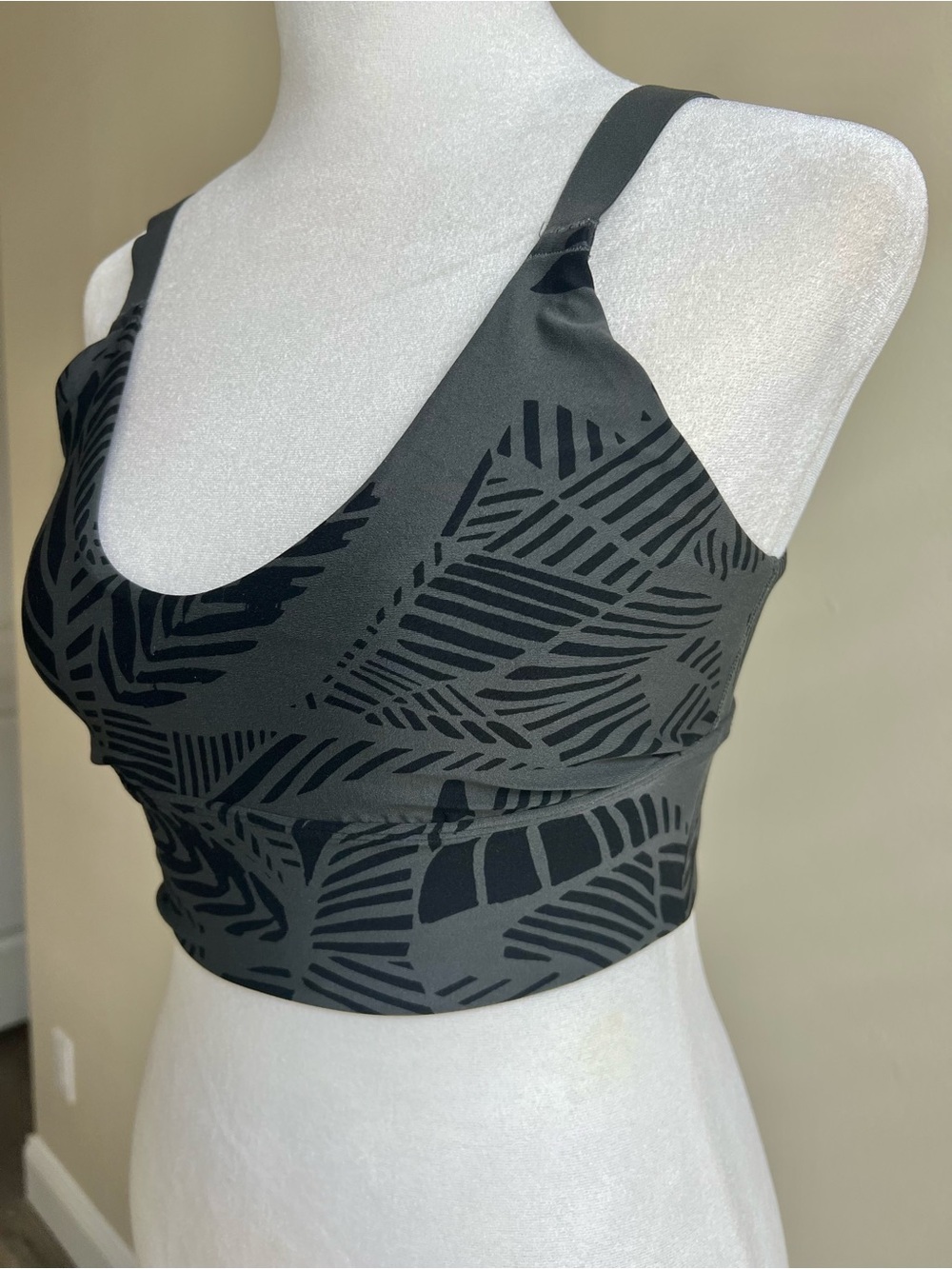 Aerie Chill Play Move Gray Palm Print Twist Back Sports Bra